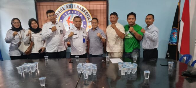 
Kasi Pencegahan BNN Kota Tangerang, saat berkunjung ke Kantor LAN Kota Tangerang, yang diterima Ketua LAN Kota Tangerang, Helmy Halim, Senin (18/9/2023).