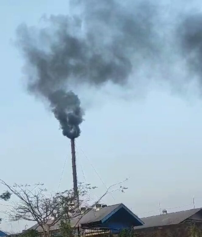 
Asap hitam pekat yang keluar dari cerobong PT Mayora di Tangerang. (foto : bantenraya.co)