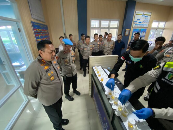 
Wakapolresta Tangerang, AKBP Indra Mardiana, memimpin langsung pemeriksaan tes urin terhadap personel Polresta Tangerang, Polda Banten.