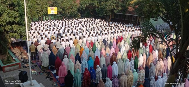 
Siswa dan guru SMAN 11 Kabupaten Tangerang menggelar Salat Istisqa untuk meminta hujan, Jumat (29/9/2023).