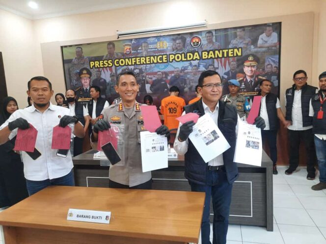 
Subdit V Siber Ditreskrimsus Polda Banten telah menangkap 3 pelaku Tindak Pidana ITE Yang Memiliki Muatan Perjudian, pada Senin (18/09) Pukul 10.00 Wib dan Rabu (20/09) Pukul 13.00 WIB.