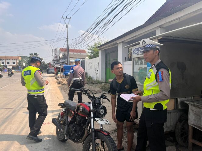 
Hari keempat Ops Zebra Maung 2023 Satgas Preventif dan Penegakan Hukum (Gakkum) melaksanakan pengaturan lalu lintas serta patroli selain itu, juga memberikan teguran tertulis hingga tilang kepada pengendara yang dilaksanakan di wilayah Kota Serang pada Kamis (14/9/2023).