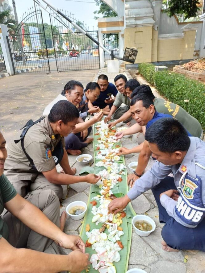 
Pj Gubernur Banten, Al Muktabar makan bancakan bersama ASN Banten. (foto: ist)