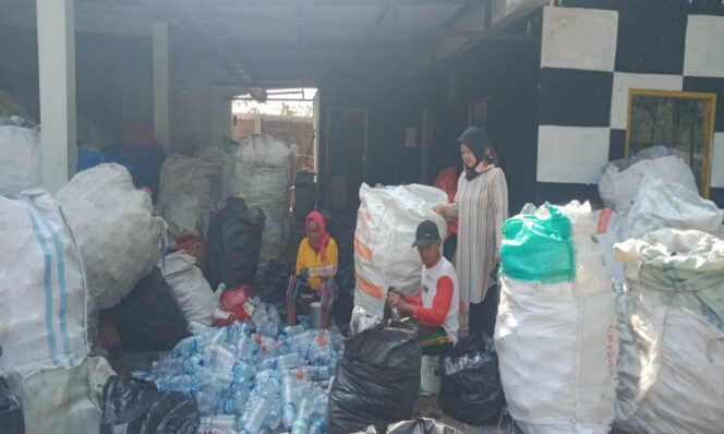 
Proses pemilihan sampah di Bank Sampah Induk Jombang