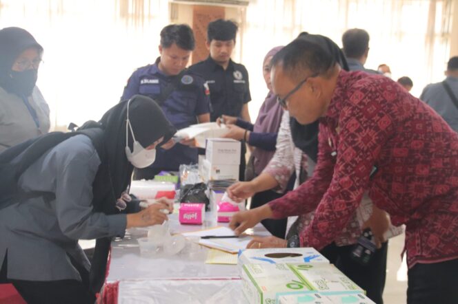 
Petugas Lapas Cipinang saat test urine narkoba.