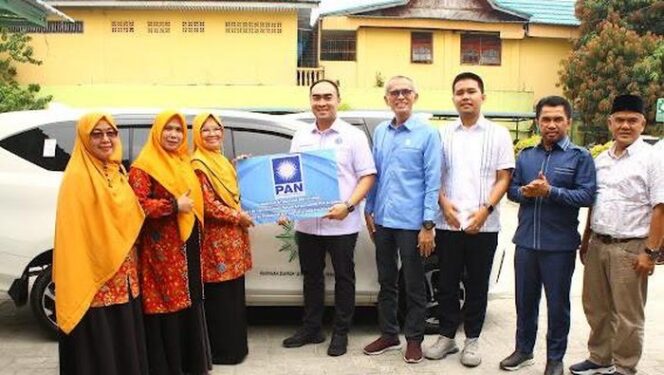 
Wasekjen PAN, Irvan Herman Abdullah saat menyerahkan bantuan mobil.