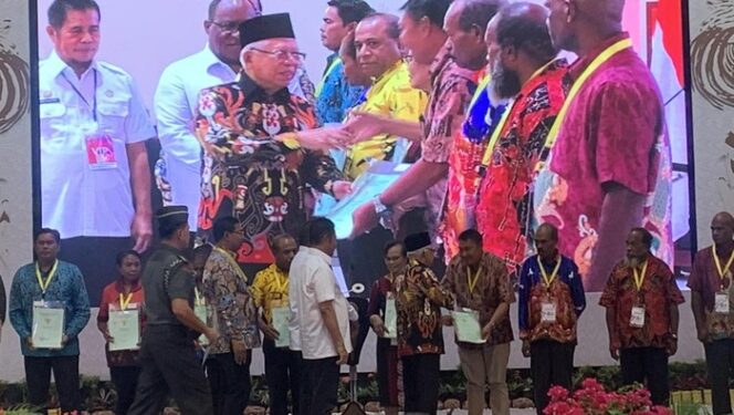 
Wakil Presiden RI Ma'ruf Amin menyerahkan 102 sertifikat tanah untuk masyarakat Papua. Foto detik