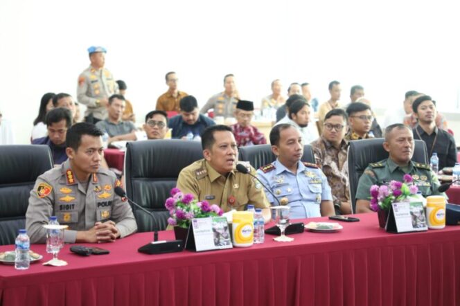 
caption: Pj Bupati Tangerang Andi Oni acara simulasi pengamanan kota untuk Pemilu 2024 di ruang Satwika Polresta Tangerang, Selasa (10/10/2023).