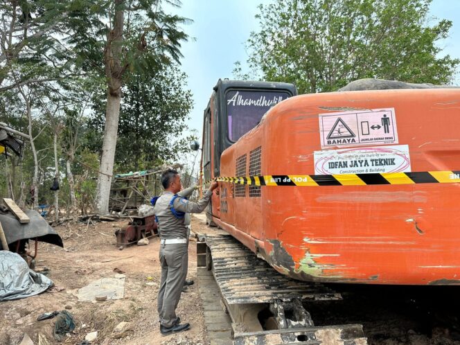 
Satpol PP Stop Galian Urukan di Gunung Kaler
