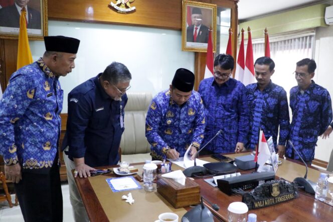 
Walikota menandatangani hibah ke KPU Kota Tangerang