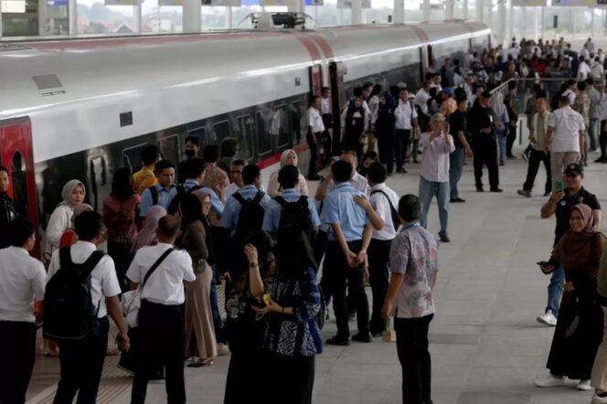 
Penumpang Whoosh Tembus 11.000 Sehari