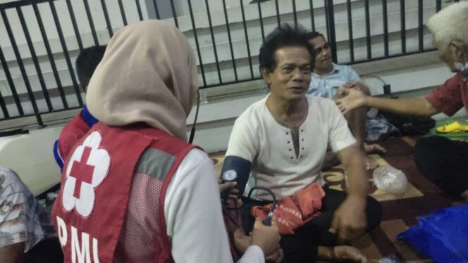 
Petugas PMI Kota Tangerang saat memerika korban TPA Rawa Kucing.