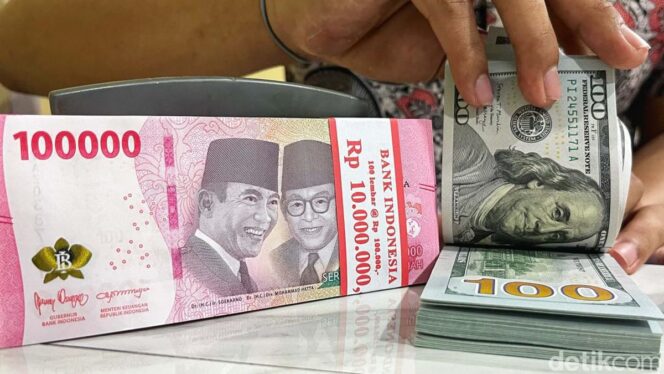
Dolar AS Bikin Rupiah Anjlok, Gubernur BI-Menkeu Dipanggil Presiden