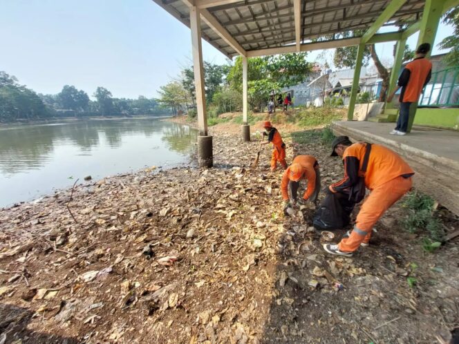 
Sampah Situ Cilangkap Dikeruk