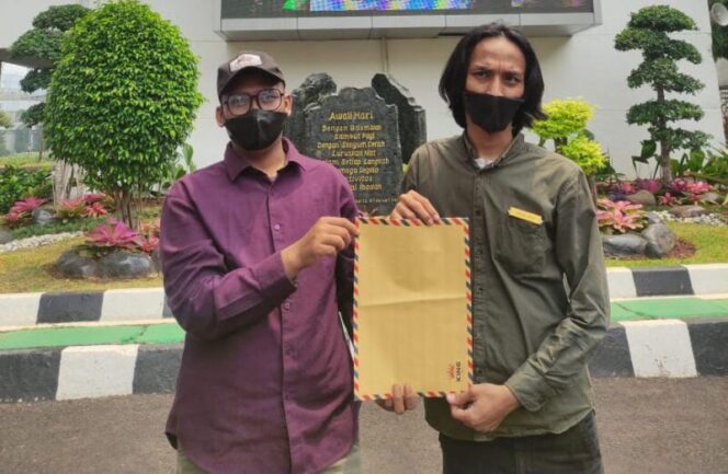 
SERAHKAN LAPORAN: KOMPAK Banten menyerahkan berkas laporan kepada Kejaksaan Agung RI, terkait dugaan keterlibatan pejabat dalam Korupsi Ponpes Banten.