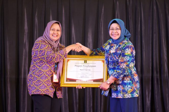 
Pj Sekda Banten Virgojanti menyerahkan piagam penghargaan kepada Pemkab Tangerang yang diwakili Staf Ahli Bupati Prima Saras Puspa