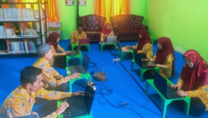 
Kepsek dan Guru UPT SDN Kayuareng Isi Data Sulingajar