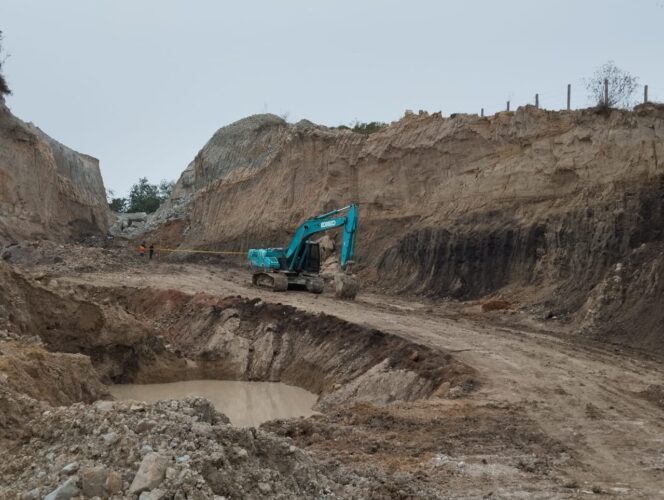 
Lokasi galian tanah diberi police line