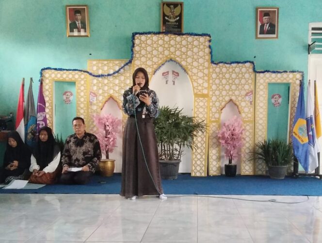 
Salah seorang peserta lomba puisi memperlihatkan kemampuannya, dalam rangka Peringatan Hari Sumpah Pemuda, Sabtu (28/10/2023).