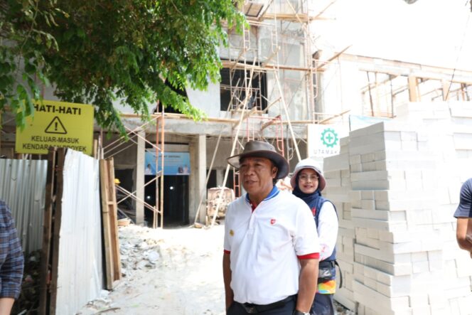 
Pj Gubernur Tinjau Pembangunan Sekolah, Ada Apa?