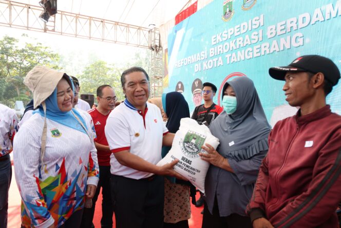 
Pastikan Tepat Sasaran, Pj Gubernur Banten Tinjau Penyaluran Bansos