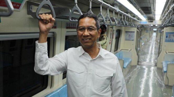 
Pj Gubernur DKI naik MRT