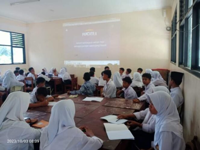 
Kepala Sekolah UPT SMPN 5 Satap Pamarayan memberikan penguatan kepada peserta didik tentang profil pelajar Pancasila di sekolah, Selasa (3/10/23). 