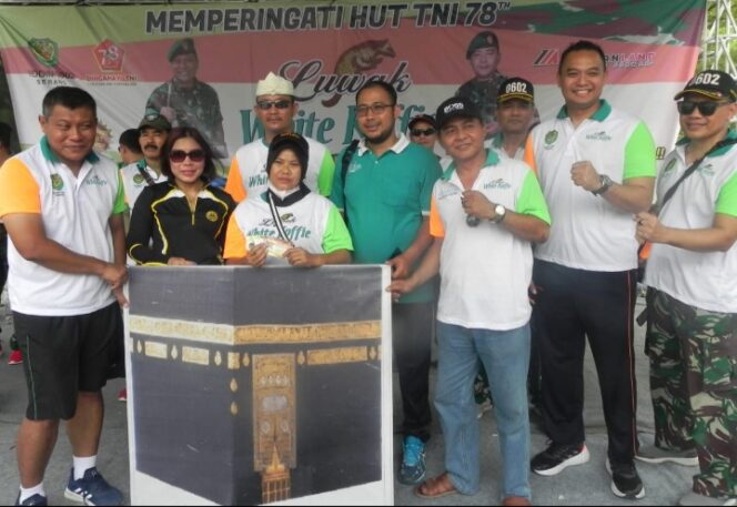 
Komandan Kodim (Dandim) 0602/Serang Kolonel Arm Fajar Catur Prasetyo, S.E., M.M memberikan hadiah umroh kepada pemenang.