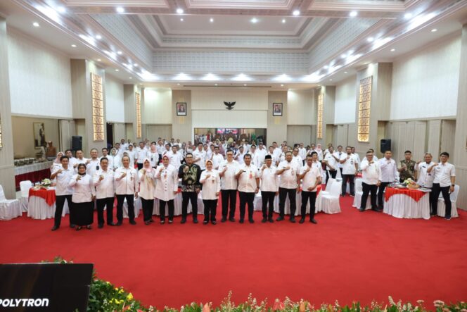 
Penjabat (Pj) Sekretaris Daerah Provinsi Banten Virgojanti menyosialisasikan Peraturan Menteri Dalam Negeri (Permendagri) Nomor 15 Tahun 2023 tentang Pedoman Penyusunan Anggaran Pendapatan dan Belanja Daerah Tahun Anggaran 2024 di Pendopo Gubernur, KP3B, Kota Serang, Rabu (1/11/2023).