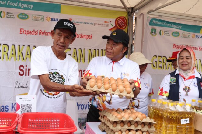 
Reformasi Birokrasi Tematik Berdampak, Pj Gubernur Al Muktabar Salurkan Ratusan Paket Bansos