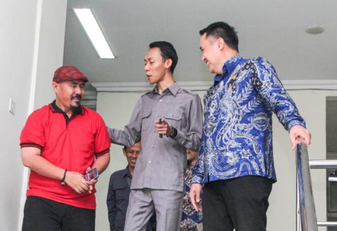 
Pj Bupati Lebak (Batik biru) didampingi Ketua DPRD saat diwawancara
