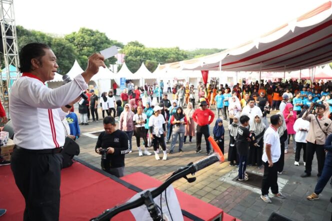 
Pj Gubernur Banten Ikuti Senam Sehat Peringatan Hari Koperasi ke-76