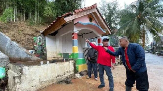
Walikota Depok saat sidak lokasi longsor