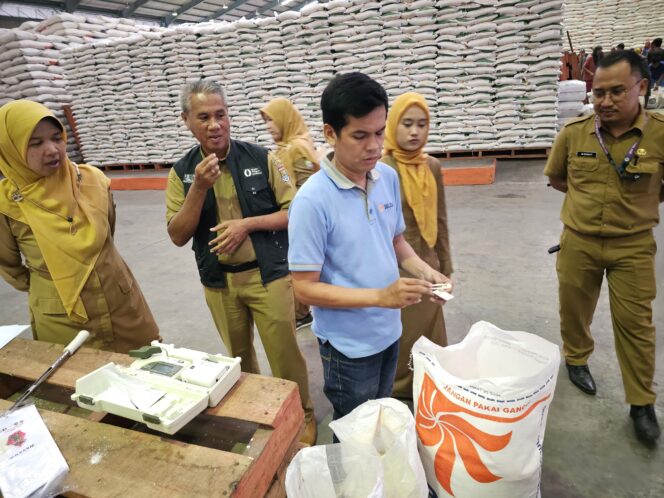 
Tim ketahanan pangan Kabupaten Tangerang saat mengecek beras di gudang bulog