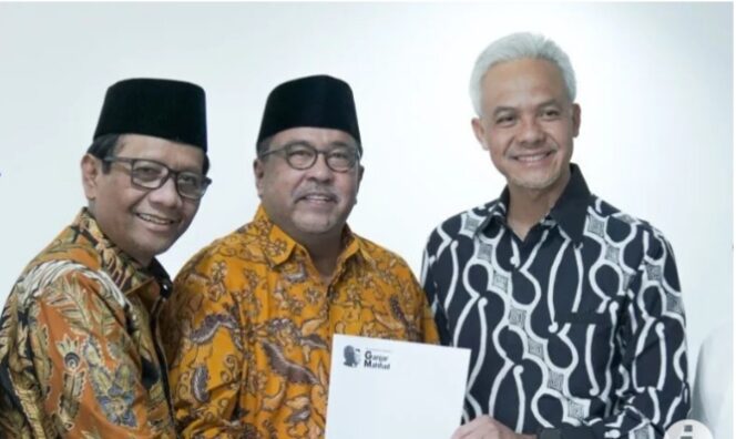 
Rano Karno didampingi Capres Ganjar Pranowo dan Cawapres Mahfud MD usai menerima SK penugasan sebagai TKD Banten di Tangerang Selatan.(ist)