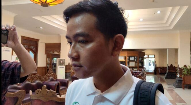 
Gibran Milih Ngantor