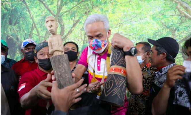
Di Merauke, Ganjar Disematkan Mahkota dan Noken Suku Asmat