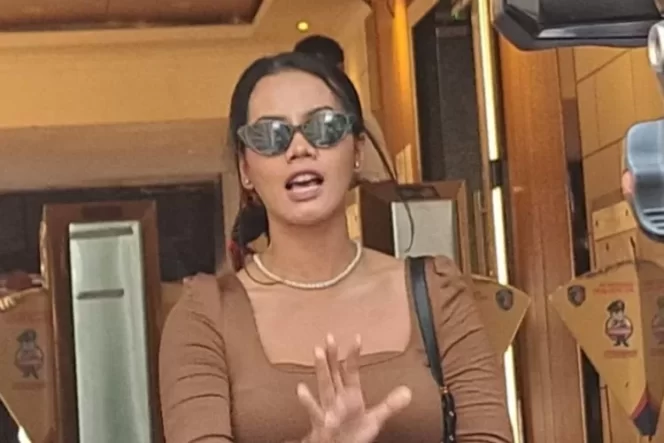 
Pemeran film dewasa, Siskaeee usai menjalani pemeriksaan di Polda Metro Jaya.(ist)