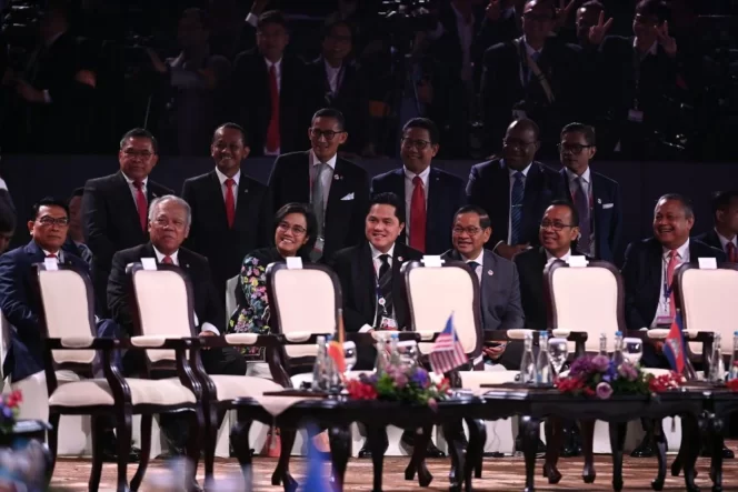 
kspresi para menteri Kabinet Indonesia Maju ketika menghadiri pembukaan KTT ke-43 ASEAN 2023 di Jakarta, Selasa (5/9/2023). ANTARA FOTO/Media Center ASEAN 2023/Zabur Karuru/foc.