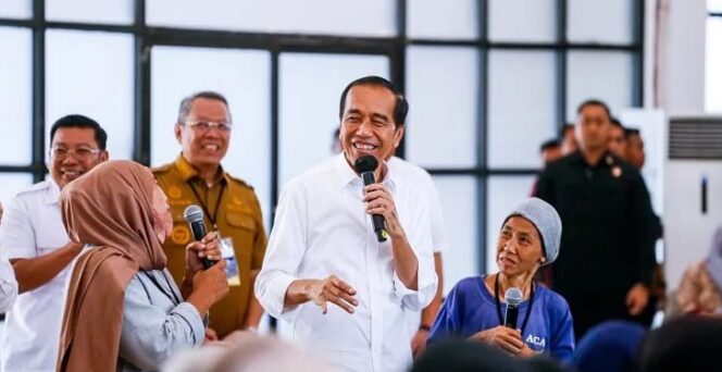 
Walikota Tangsel Dampingi Jokowi Serahkan Beras ke 22 Ribu Warga Tangsel