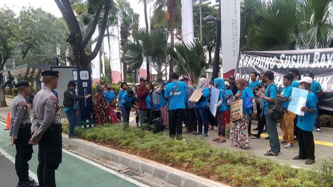 
Sejumlah warga Kampung Susun Bayam berunjuk rasa meminta kepastian terkait hunian di Balai Kota Jakarta.
