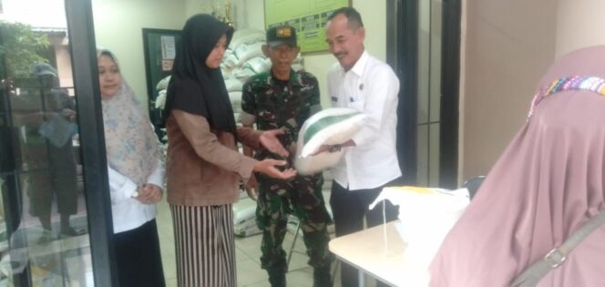 
Entaskan Kemiskinan, Kelurahan Cipondoh Indah Salurkan Bantuan Pangan