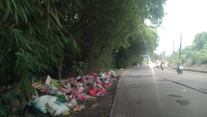 
Warga Marak buang Sampah di Jalan