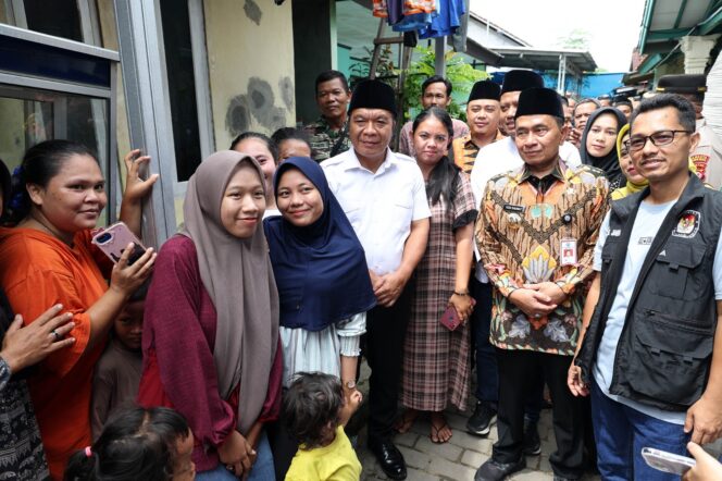 
Takziah ke Rumah Almarhum Penyelenggara Pemilu di Kota Serang, Pj Gubernur Al Muktabar Berikan Pelayanan Adminduk