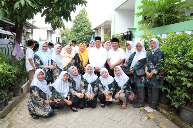 
Takziah Kerumah Duka Penyelenggara Pemilu, Pj Gubernur Banten Al Muktabar: Mereka Pahlawan Demokrasi