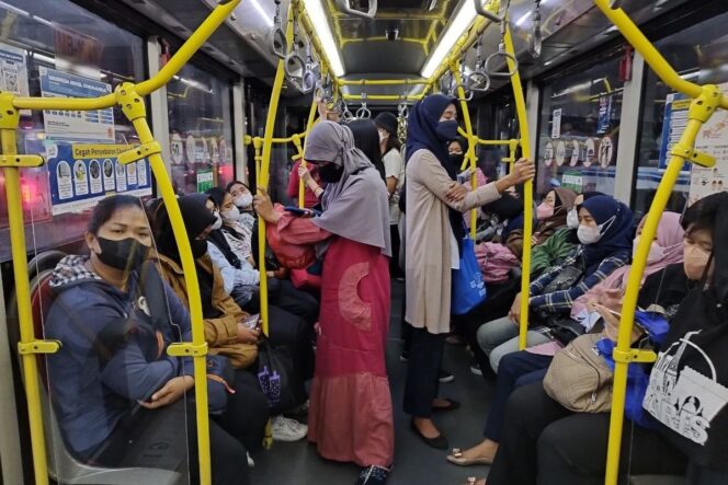 
Penumpang TransJakarta Diminta Jaga Kebersihan saat Berbuka Puasa