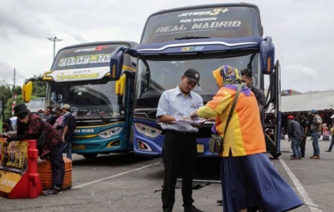
Warga Depok Serbu Posko Mudik Gratis