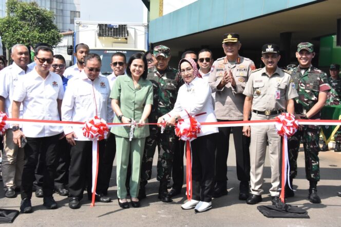 
Kadin DKI & Pangdam Jaya Berbagi Sembako Murah