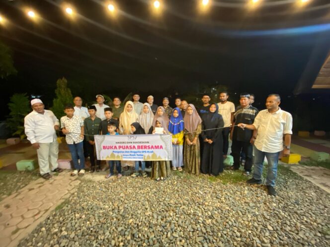 
Foto bersama setelah buka puasa yang dilanjutkan dengan sholat magrib.