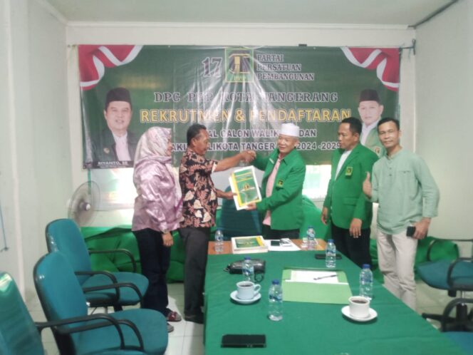 
Tim Helmy Halim Ambil Formulir di PPP